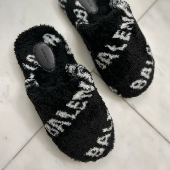 BRAND NEW BALENCIAGA  LOGO FUR SLIP ON MULES - Picture 2 of 6